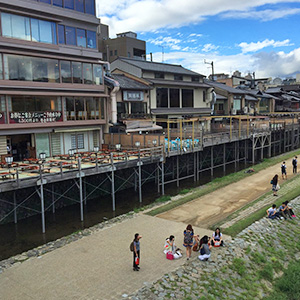 四条大橋から望む鴨川川床